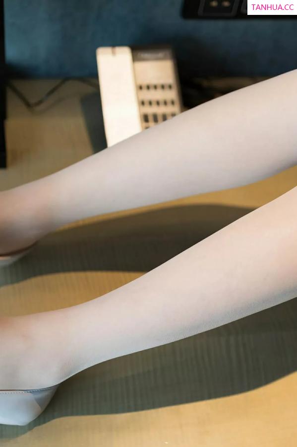   [XiuRen]高清写真图 2025.07.03 No.10502 悦兮 性感白T第42张图片